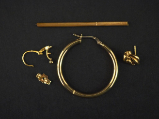 Vente aux enchères Ensemble comprenant :  - une créole en or jaune. (petite enfoncement) 