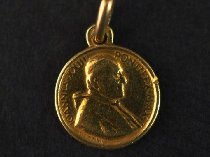 Petite médaille ronde en or jaune, figurant le pape Jean XXIII.  Diam.
