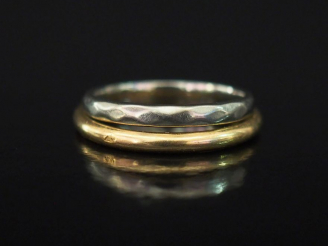 Vente aux enchères Ensemble comprenant :  - une alliance à pans coupés en or blanc. TDD. 