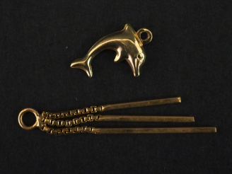 Vente aux enchères Ensemble comprenant :  - un pendentif en or jaune, à décor de trois pe