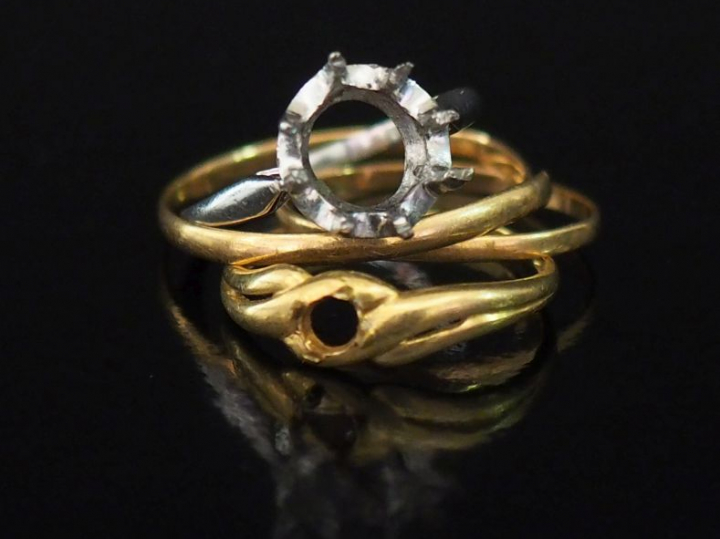 Ensemble comprenant : deux différentes alliances en or jaune, une mont