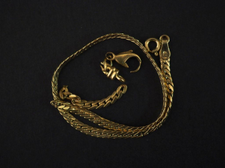 Vente aux enchères Bracelet souple, maille plate gourmette.  Poids. 3,38 g  (accidenté)  