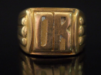 Vente aux enchères Importante bague de forme chevalière en or jaune 14k, à décor de monog