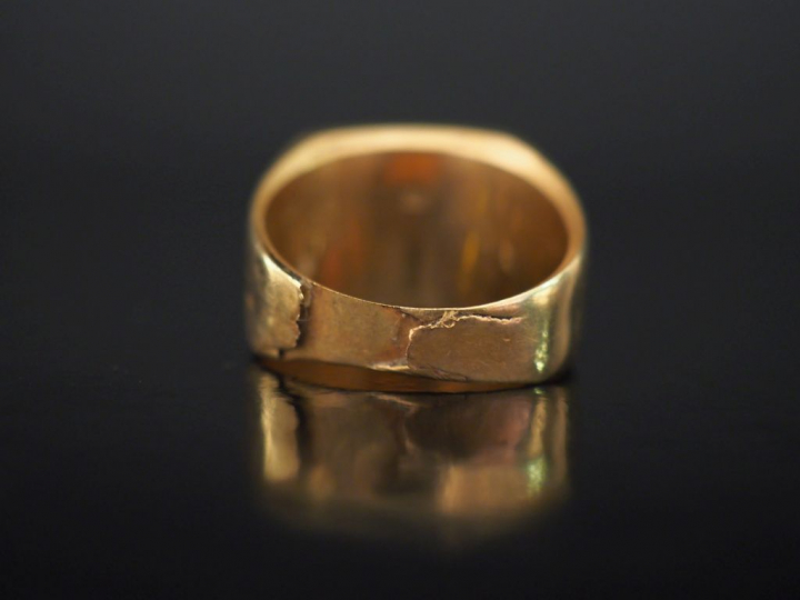 Importante bague de forme chevalière en or jaune 14k, à décor de monog