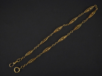 Vente aux enchères Giletière en or jaune, à décor de maillons ajourés et torsadés. Poids.