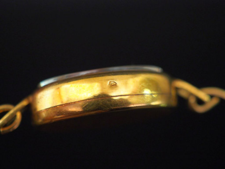 REC Montre bracelet de dame, boitier et bracelet en or jaune.  Cadran 