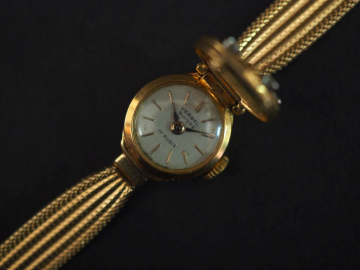 VERBEL,  Montre bracelet de dame aveugle, boitier et bracelet en or ja