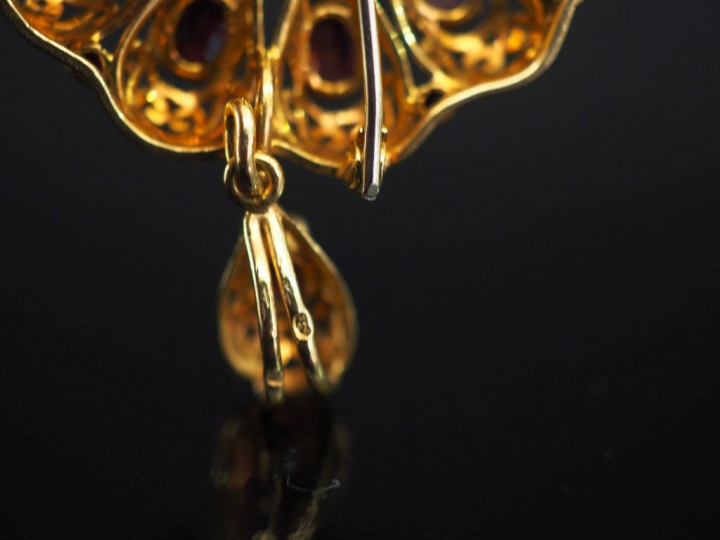 Broche en or jaune et grenats en forme de fleur, agrémentée d'une pend