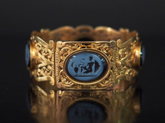 Vente aux enchères Bracelet manchette XIXème en or jaune, à décor ajouré de rinceaux feui