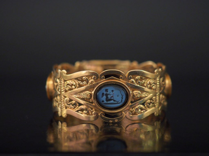 Bracelet manchette XIXème en or jaune, à décor ajouré de rinceaux feui