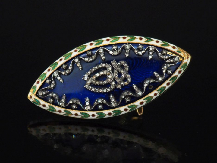 Broche Napoléon III en or jaune, émail polychrome et éclats de diamant