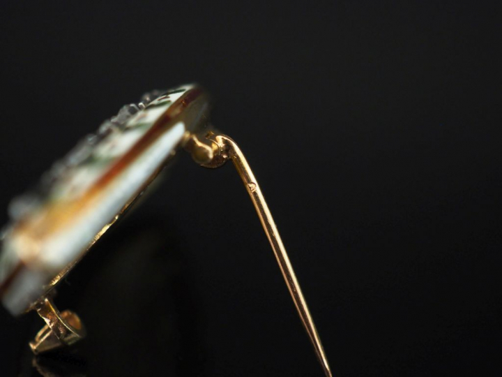 Broche Napoléon III en or jaune, émail polychrome et éclats de diamant