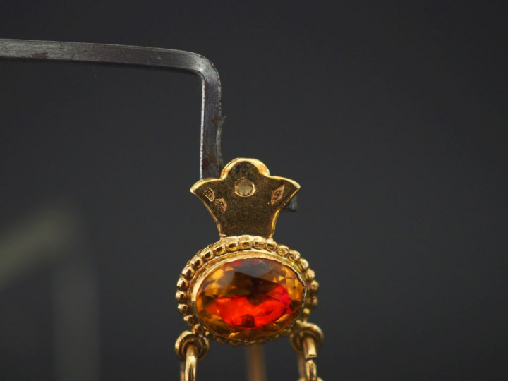 Epingle à cravate en or jaune, ornée d'une pendeloque Saint Esprit, à 