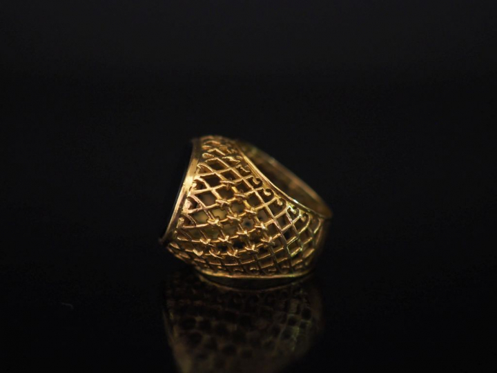 Importante bague en or jaune et onyx noir.  Jolie monture ajouré, à dé