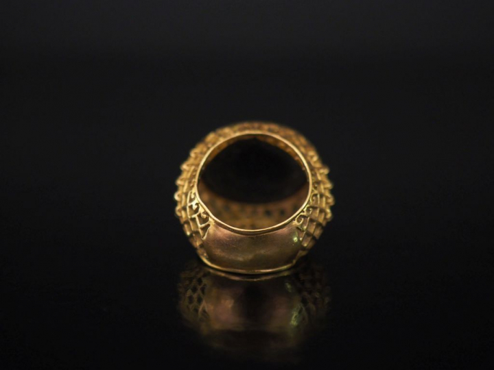 Importante bague en or jaune et onyx noir.  Jolie monture ajouré, à dé