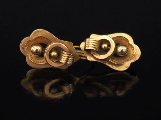 Vente aux enchères Paire de perces oreilles Napoléon III en or jaune, à décor ajouré. H. 