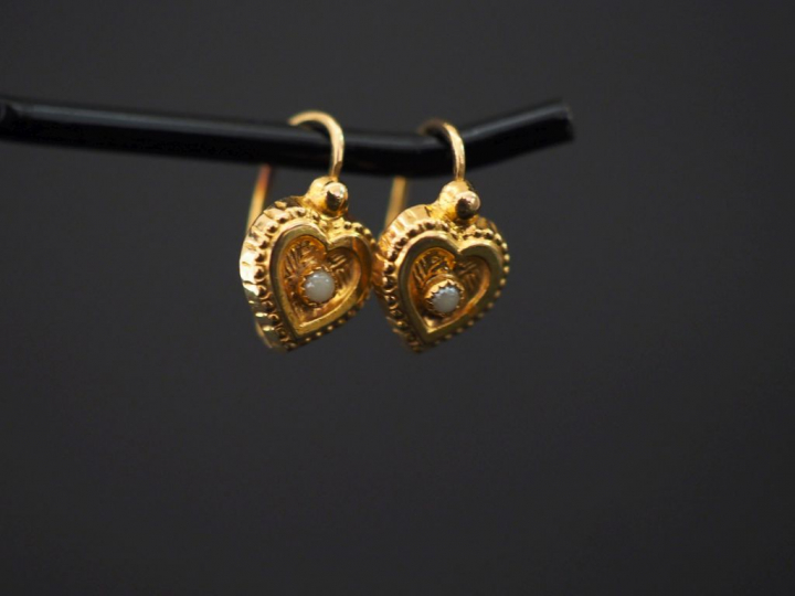 Petite paire de perces oreilles Napoléon III en or jaune en forme de c