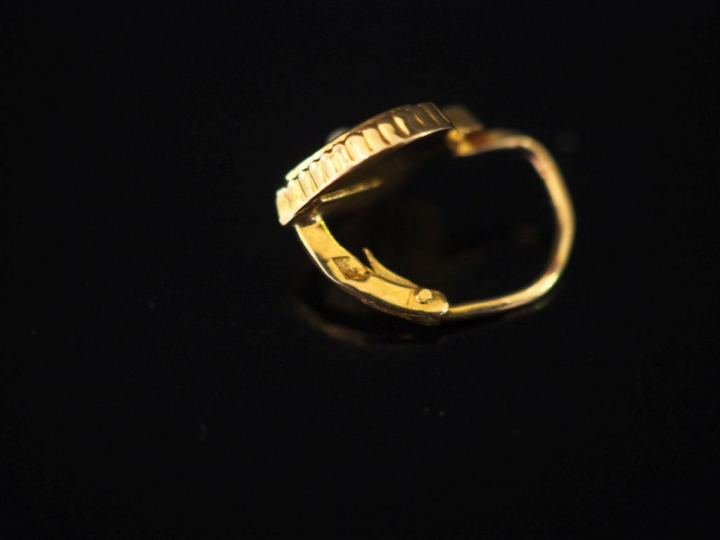 Petite paire de perces oreilles Napoléon III en or jaune en forme de c