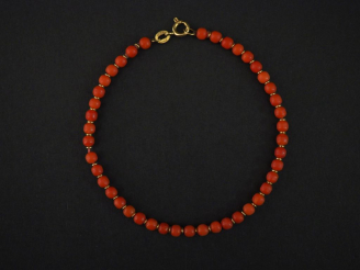 Vente aux enchères Bracelet en or jaune, orné de perles de corail. Long. 20 cm Poids tel.