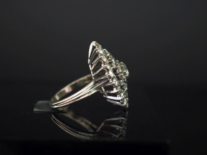 Bague de forme marquise en or blanc, sertie de diamants. Diamant centr