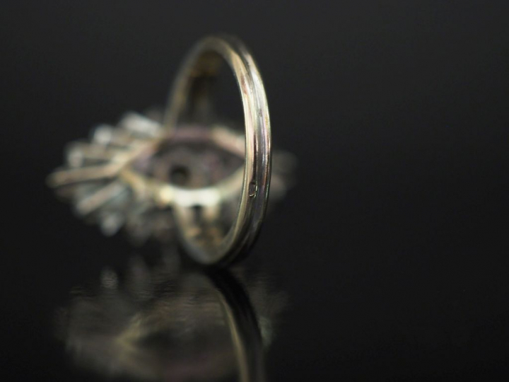 Bague de forme marquise en or blanc, sertie de diamants. Diamant centr