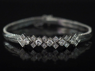 Vente aux enchères Bracelet de style Art déco en or blanc, à décor d'un motif géométrique