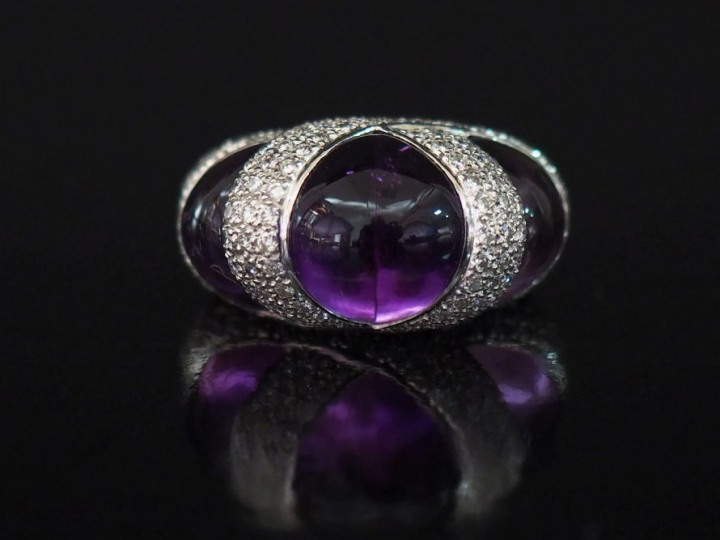 Bague dôme en or blanc, à décor de quartz violets et pavage de petits 