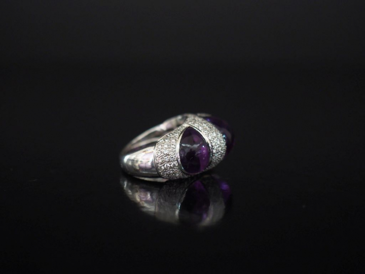 Bague dôme en or blanc, à décor de quartz violets et pavage de petits 