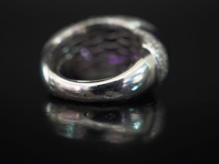 Bague dôme en or blanc, à décor de quartz violets et pavage de petits 