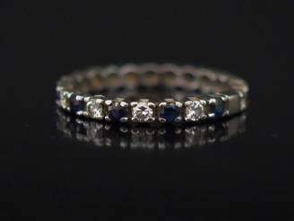 Vente aux enchères Alliance américaine en or blanc, sertie de petits diamants et saphirs 