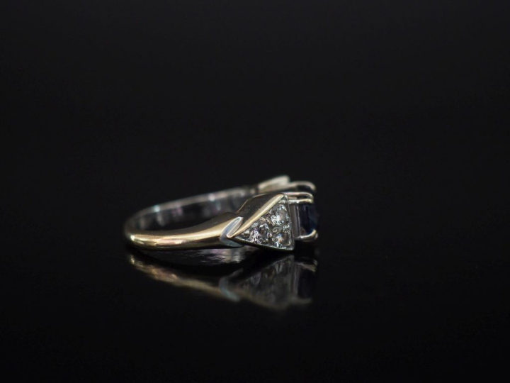 Bague en or blanc 750, sertie en son centre d'un saphir épaulé de part