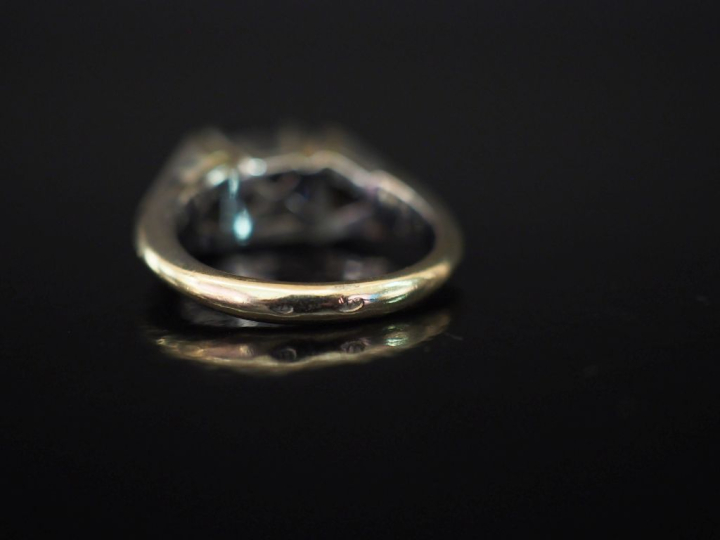 Bague en or blanc 750, sertie en son centre d'un saphir épaulé de part