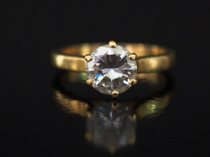 Bague solitaire en or jaune 750, sertie en son centre d'un diamant de 