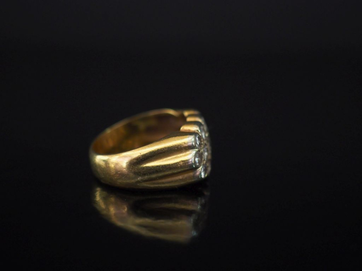 Bague en or jaune 750, à décor en son centre d'un pavage de seize peti