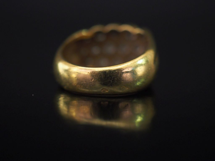 Bague en or jaune 750, à décor en son centre d'un pavage de seize peti
