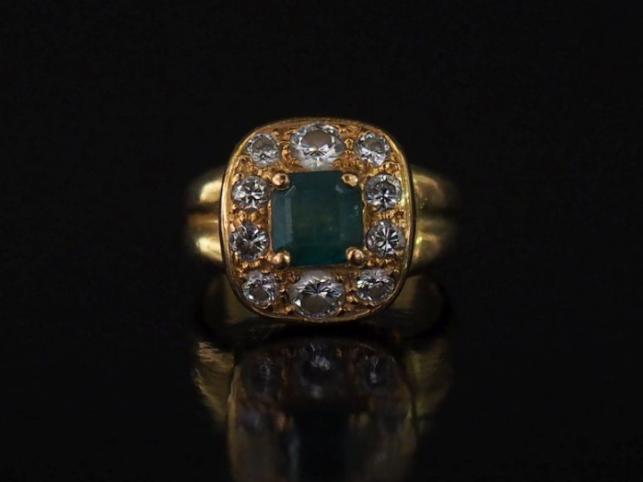 Bague en or jaune 750 de forme bombée, sertie en son centre d'une émer