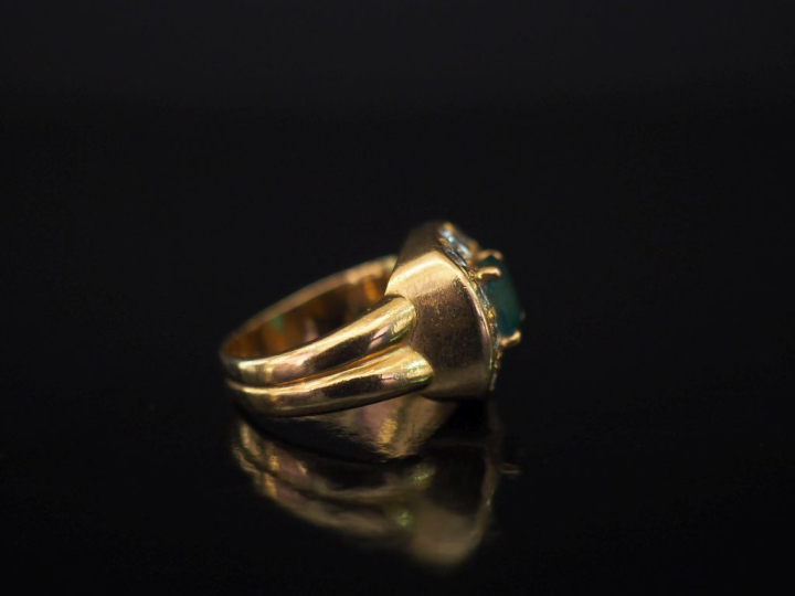 Bague en or jaune 750 de forme bombée, sertie en son centre d'une émer