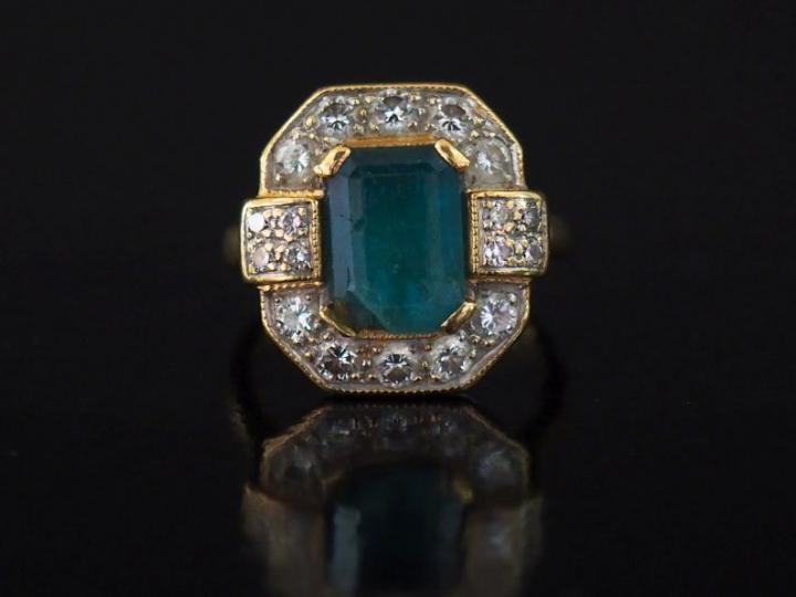 Bague à pans coupés de style Art déco en or jaune, sertie en son centr