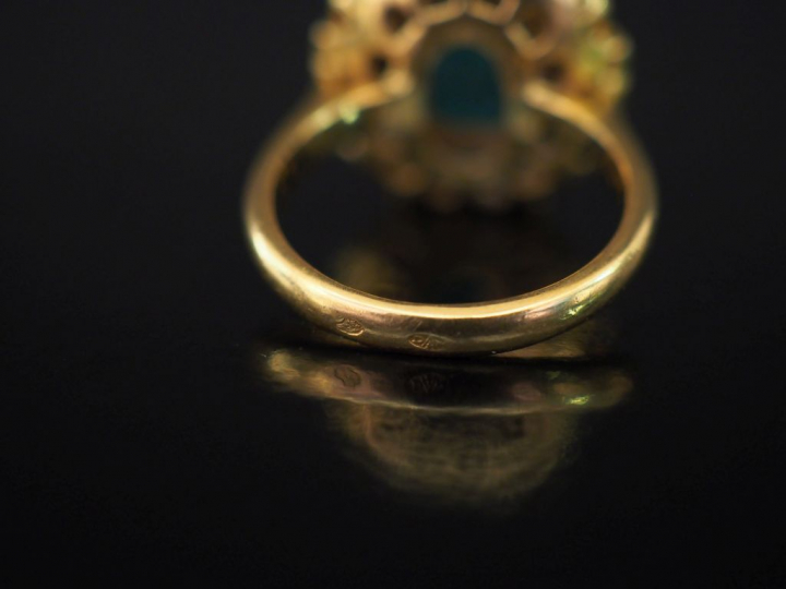 Bague à pans coupés de style Art déco en or jaune, sertie en son centr