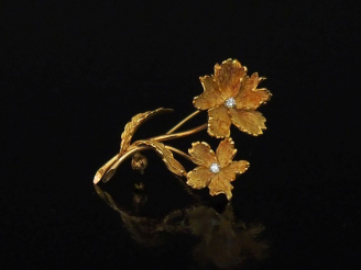 Vente aux enchères Broche en or jaune, en forme de fleurs, serties en leurs centres d'un 