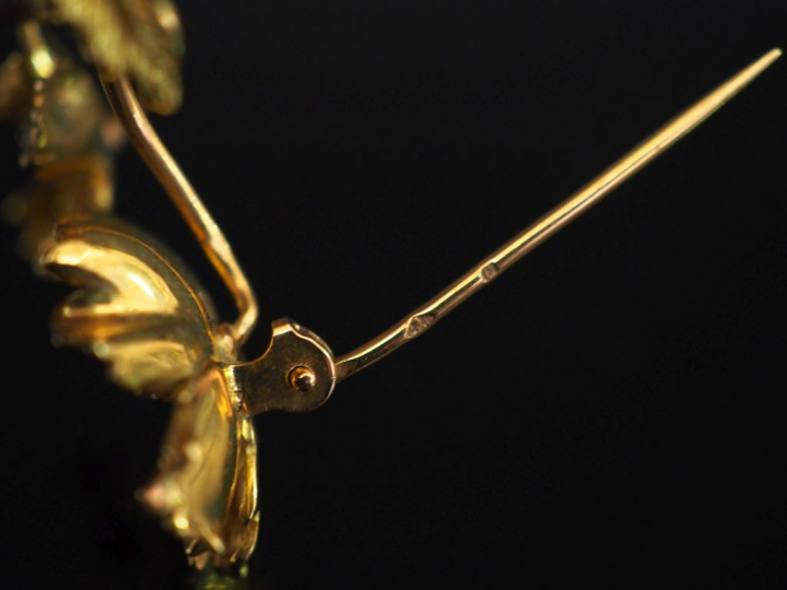 Broche en or jaune, en forme de fleurs, serties en leurs centres d'un 