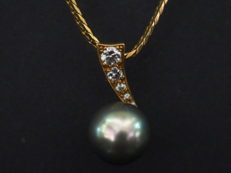 Vente aux enchères Collier souple en or jaune, maille plate anglaise, orné d'un pendentif