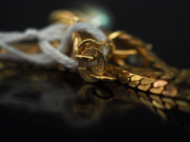 Collier souple en or jaune, maille plate anglaise, orné d'un pendentif