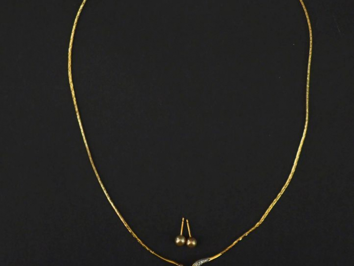 Collier articulé en or jaune, orné en son centre d'un motif composé d'