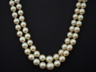 Vente aux enchères Collier double de rangs de perles blanches disposées en chute.  Joli f