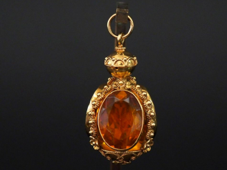 Vente aux enchères Imporant pendentif en or jaune en forme de goutte, serti de trois quar