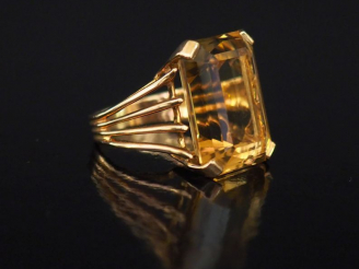 Vente aux enchères Importante bague en or jaune, sertie en son centre d'un quartz.  Jolie