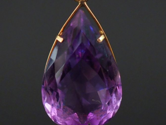 Vente aux enchères Pendentif en or jaune en forme de goutte, serti d'une améthyste (?). H