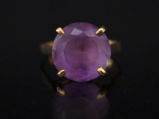 Vente aux enchères Bague en or jaune, sertie en son centre d'un quartz violet. TDD. 58 Po