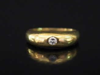 Vente aux enchères Bague jonc en or jaune, ornée en son centre d'un diamant serti clos de